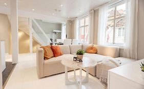 New! Modern Top Floor Apartment In Historic Area!