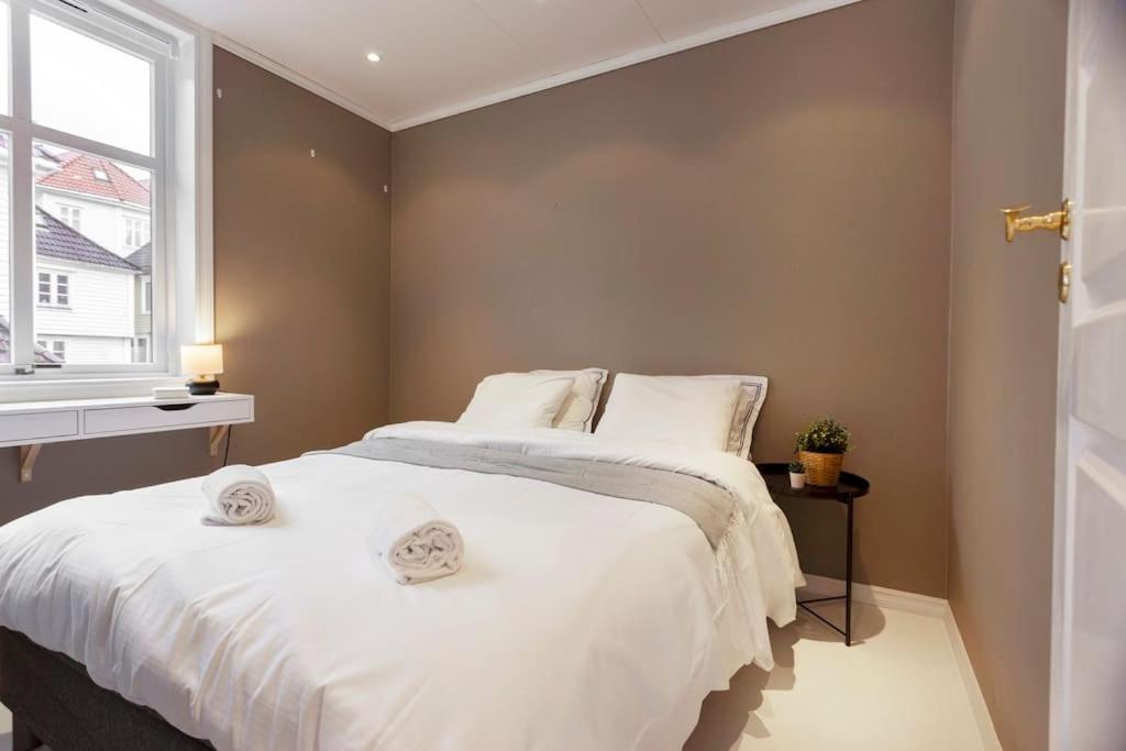 New! Modern Top Floor Apartment In Historic Area! Bergen Eksteriør bilde