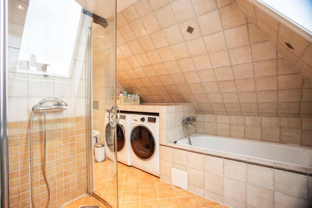 New! Modern Top Floor Apartment In Historic Area! Bergen Eksteriør bilde