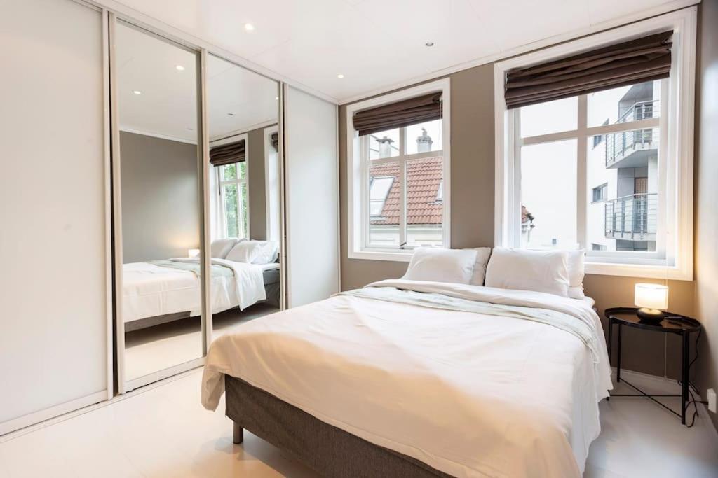 New! Modern Top Floor Apartment In Historic Area! Bergen Eksteriør bilde