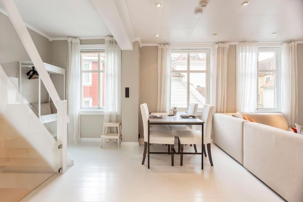 New! Modern Top Floor Apartment In Historic Area! Bergen Eksteriør bilde