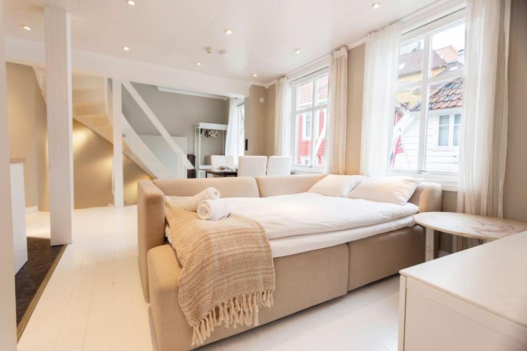 New! Modern Top Floor Apartment In Historic Area! Bergen Eksteriør bilde